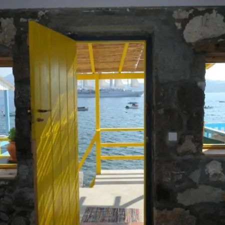 The Yellow Boat House Apartment Klima (Milos)