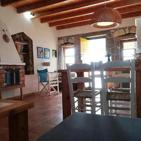 The Yellow Boat House Apartment Klima (Milos)
